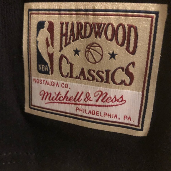 Mitchell & Ness Philadelphia 76ers Allen Iverson Hardwood Classic T-Shirt - Picture 4 of 5